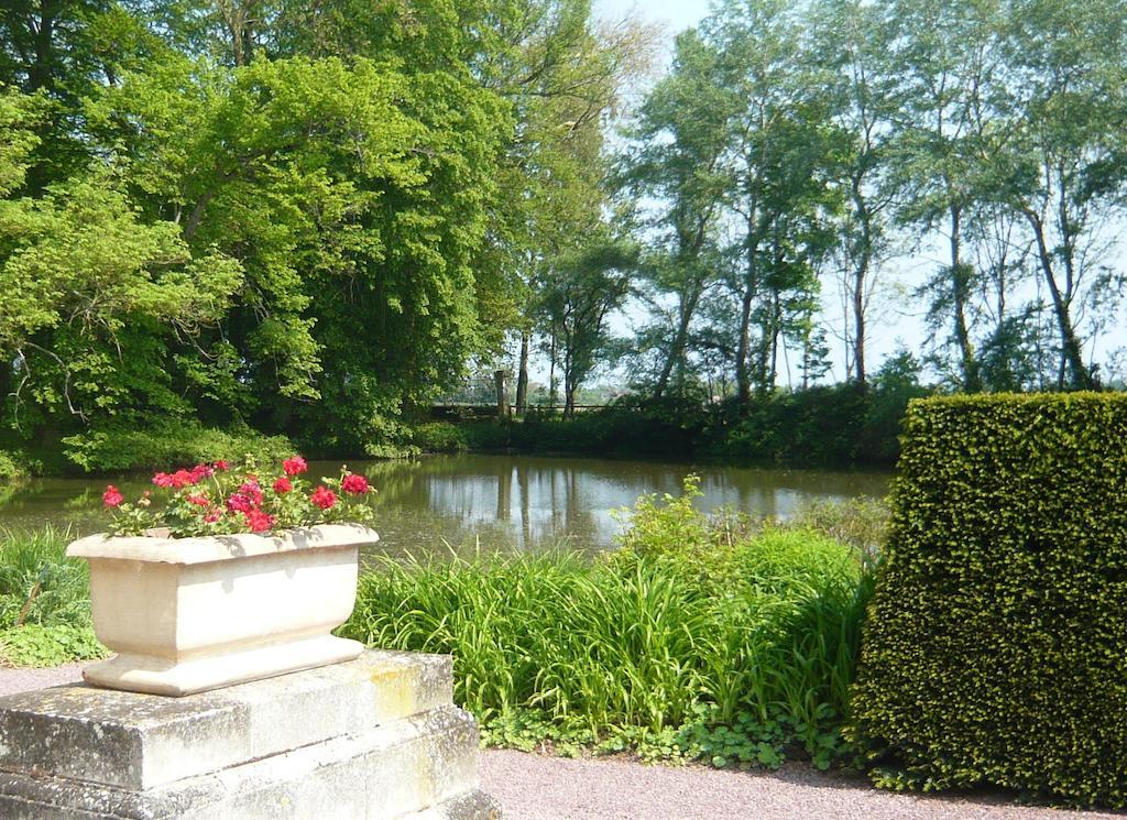 Chateau De Beneauville Bed & Breakfast Petiville  Exterior photo